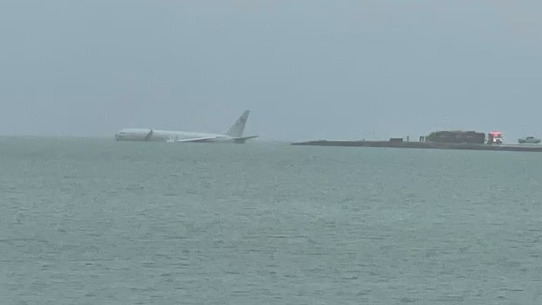 Un avión militar de EE.UU. acaba flotando en aguas de Hawái tras salirse de pista (VIDEO)