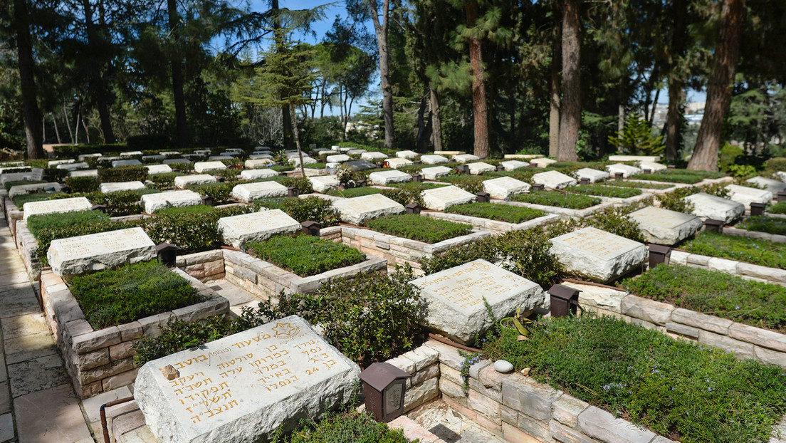 Graban en la lápida de un soldado israelí muerto los nombres de tres padres