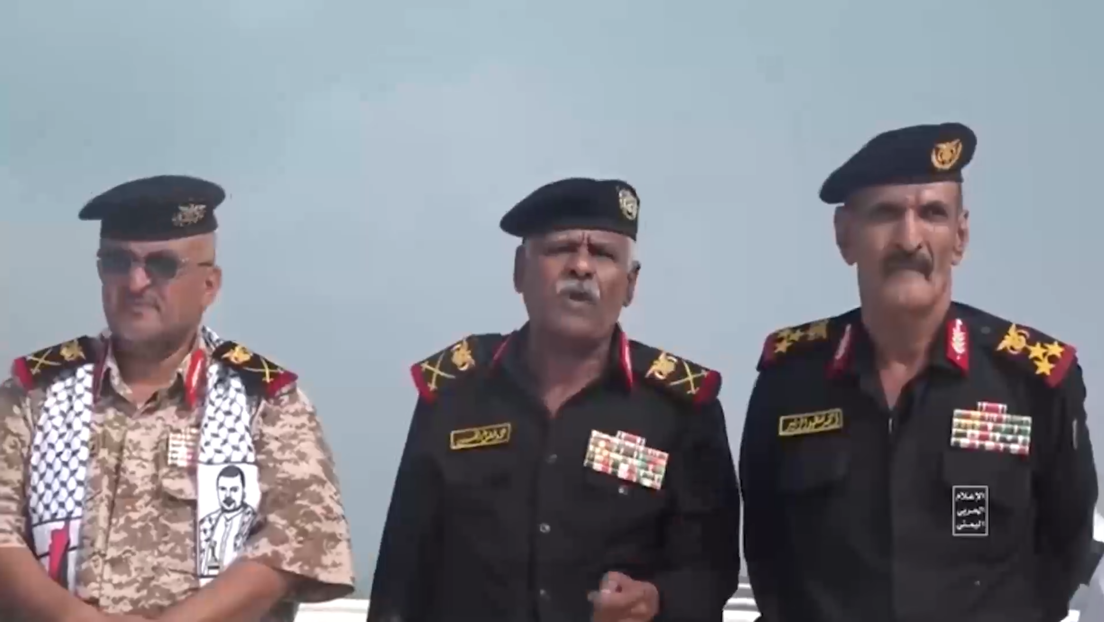 Comandante yemení visita el buque de carga secuestrado por los hutíes en el mar Rojo
