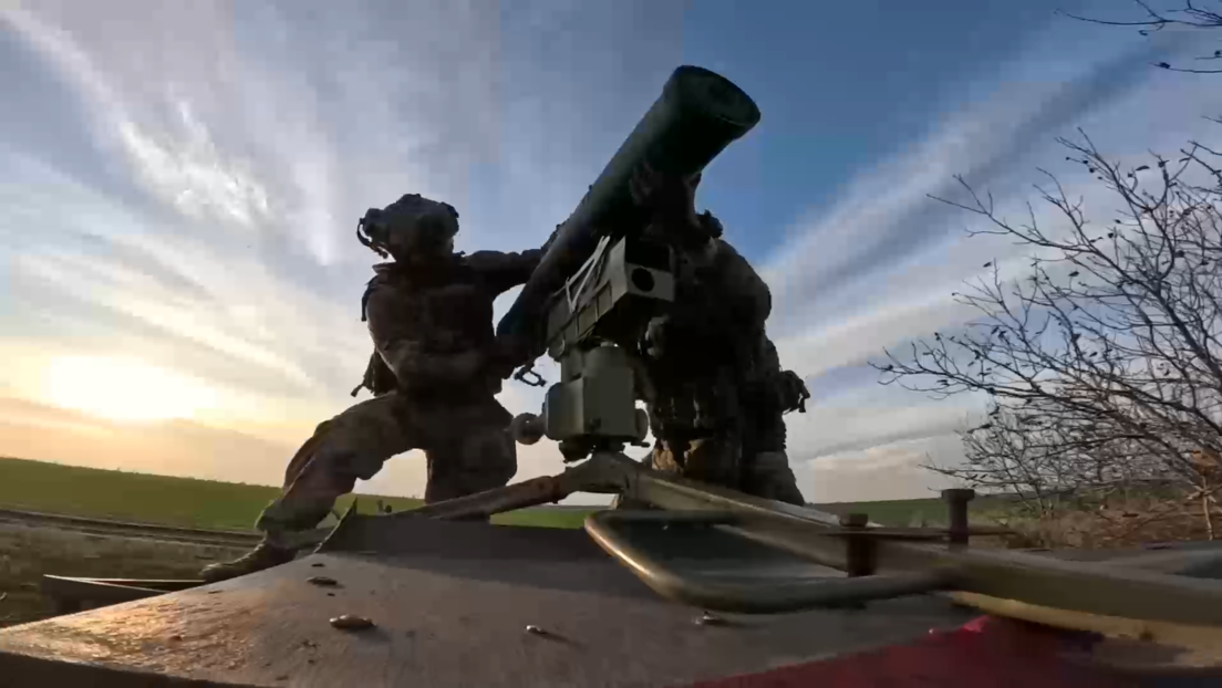 Militares rusos muestran cómo se destruye un blindado de Ucrania con un disparo de misil (VIDEO)