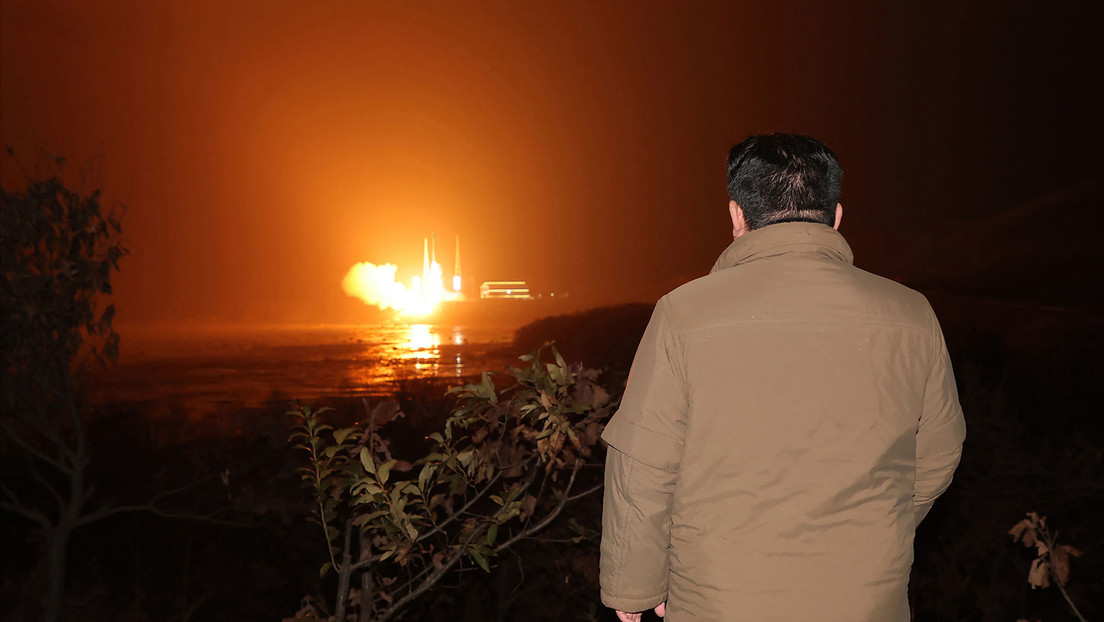 Kim Jong-un celebra la puesta en órbita del satélite-espía: es un "guardia espacial" que controla a los enemigos