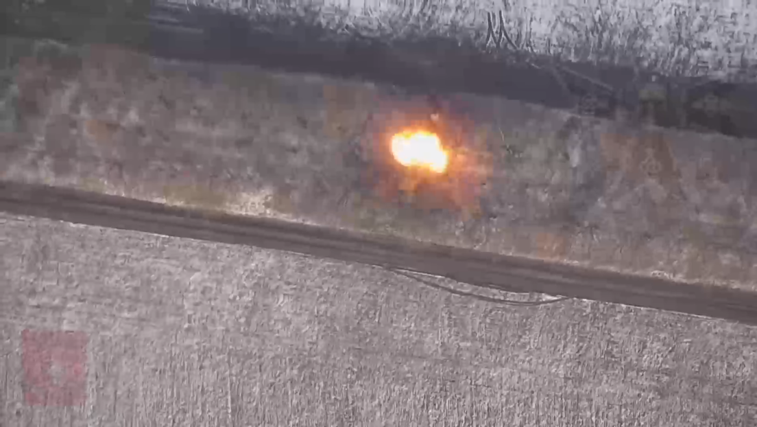 VIDEO: Dron kamikaze ruso destruye un obús autopropulsado ucraniano