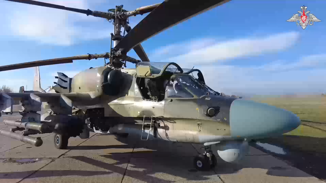 VIDEO: Un helicóptero de ataque Ka-52 ruso destruye un tanque ucraniano en el Donbass