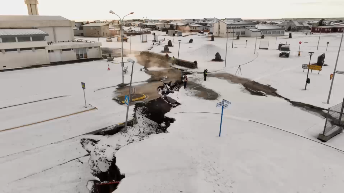 Dron capta imágenes de las grietas volcánicas de una ciudad evacuada en Islandia (VIDEO)