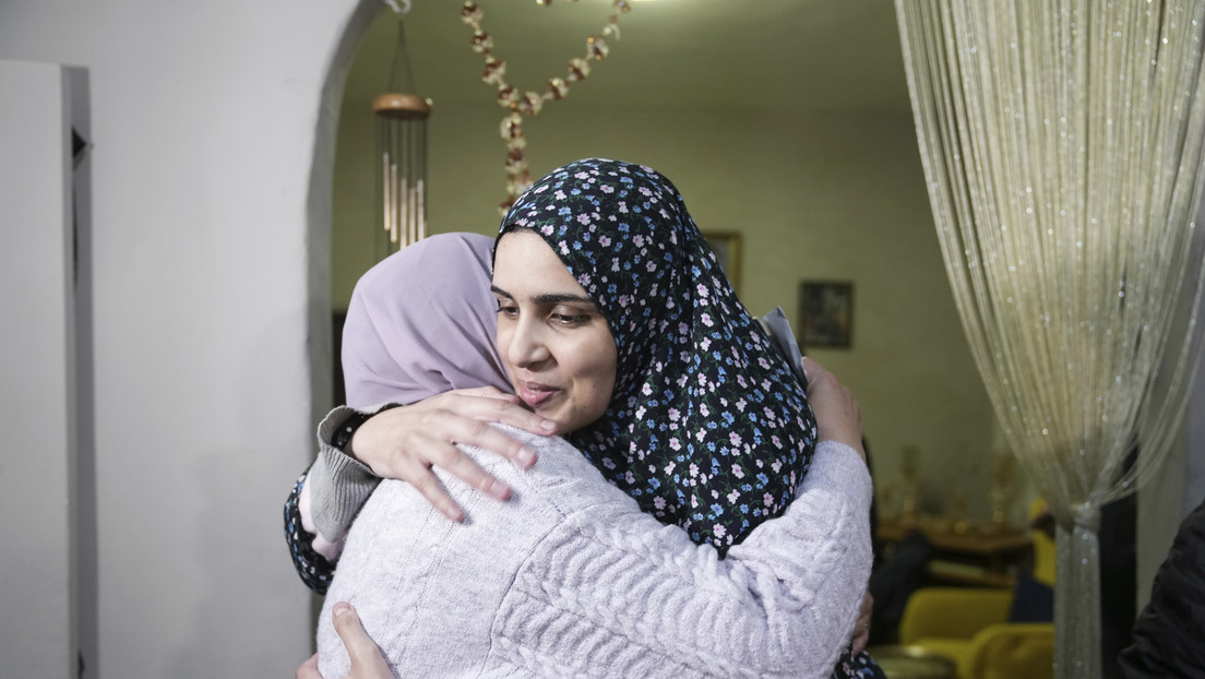 VIDEOS: Palestinos se reúnen con sus primeros familiares liberados por Israel