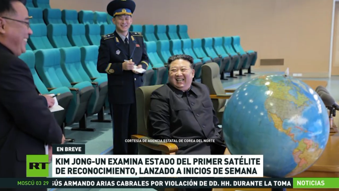 Kim Jong-un examina el estado del primer satélite de reconocimiento norcoreano