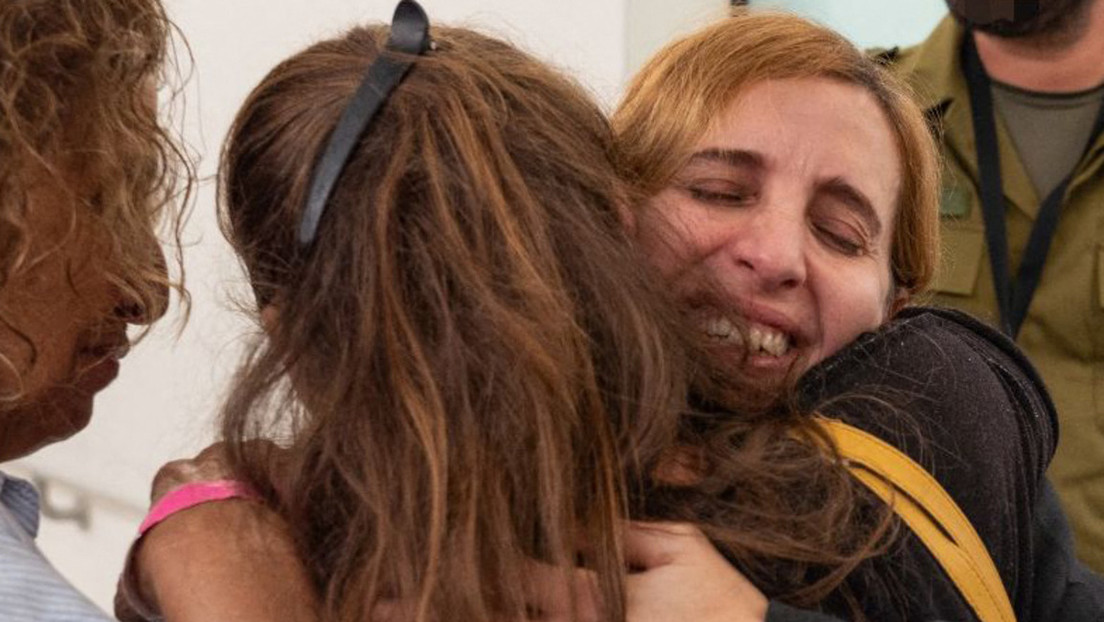 Imágenes del emotivo reencuentro de los rehenes israelíes liberados por Hamás con sus familiares