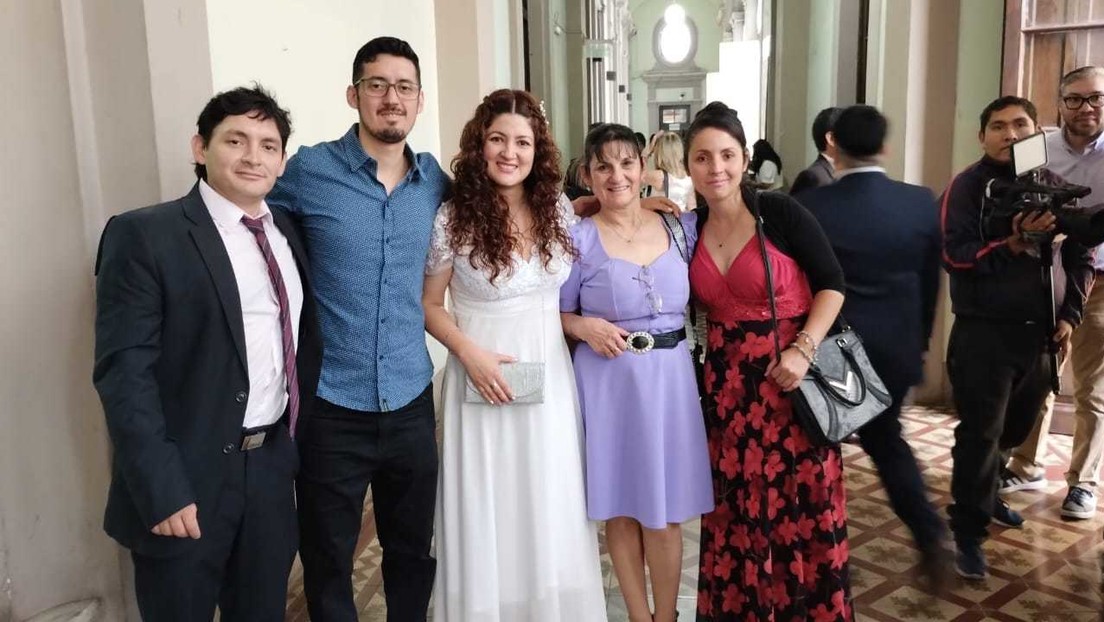 "Me caso con la gente": una diputada aliada a Milei asume en su nuevo cargo vestida de novia