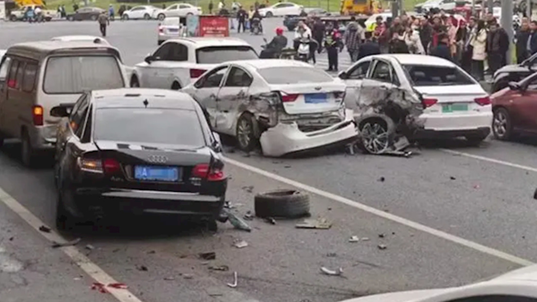 Un Tesla choca contra 11 vehículos y deja tres heridos en China