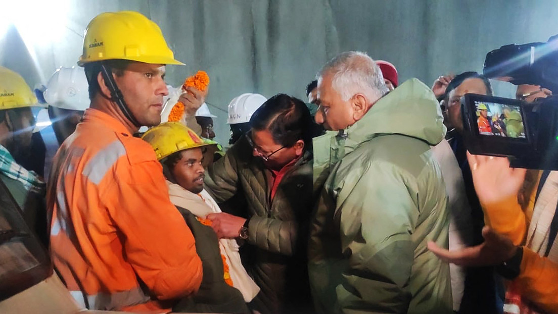 Rescatan a 41 trabajadores que quedaron atrapados en un túnel durante 17 días en India