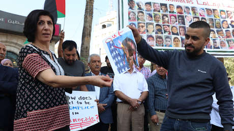 VIDEO: Manifestantes queman fotos de Blinken por el apoyo de EE.UU. a la agresión israelí en Gaza