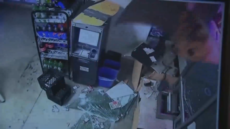 VIDEO: Momento en el que ladrones intentan saquear una tienda usando una retroexcavadora en EE.UU.