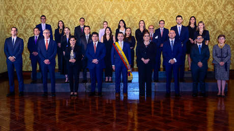 El nuevo gabinete de Ecuador se toma una foto oficial con Noboa y la viceministra no llega