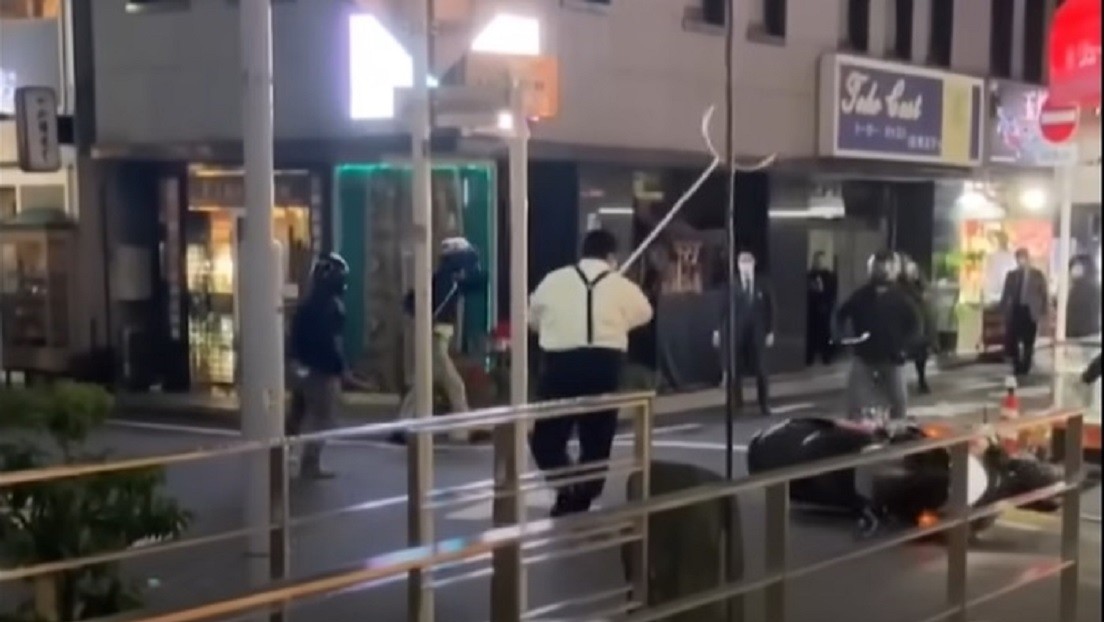 Ladrones intentan robar una joyería y son espantados por un empleado con una antigua arma de samuráis (VIDEO)