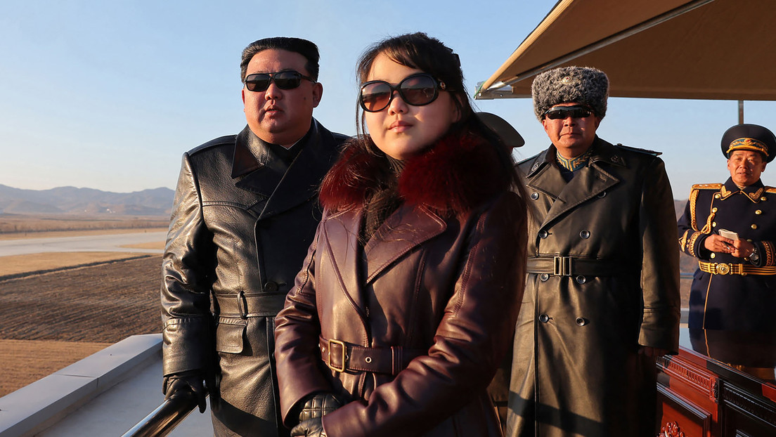 FOTOS: Kim Jong-un visita una base aérea norcoreana con su hija