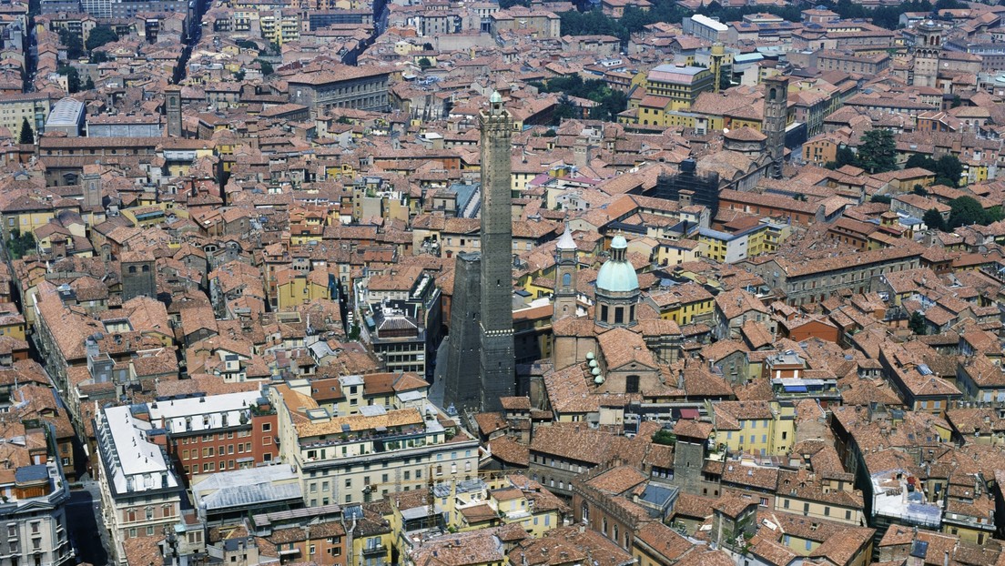 Garisenda, la famosa torre inclinada del siglo XII de Bolonia, en peligro de derrumbe
