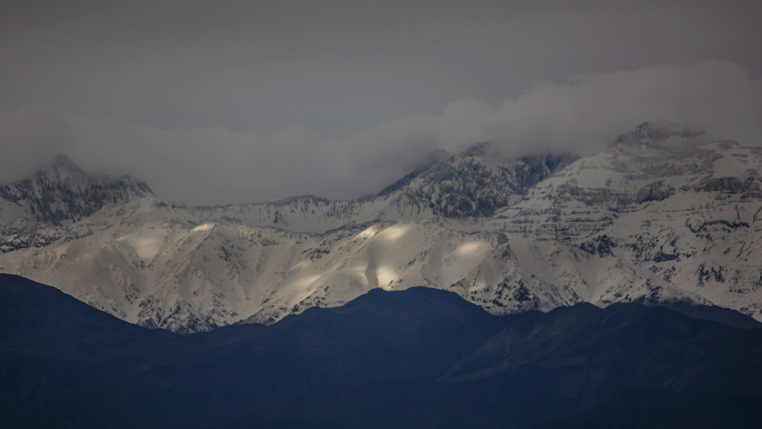 Buscan a tres alpinistas argentinos desaparecidos desde el miércoles en el lado chileno de los Andes
