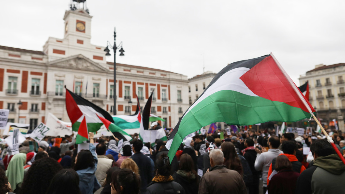 "¡Abajo el sionismo!": activistas irrumpen con una bandera palestina en el Congreso de España