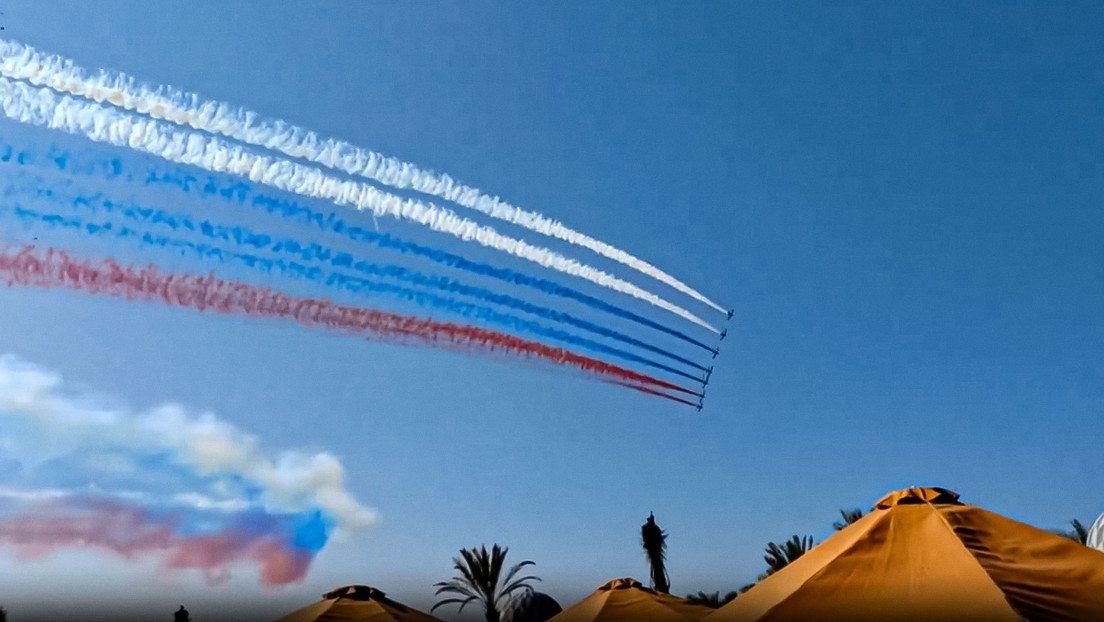 Aviones pintan el cielo de Abu Dabi con los colores de la bandera rusa por la llegada de Putin (VIDEO)