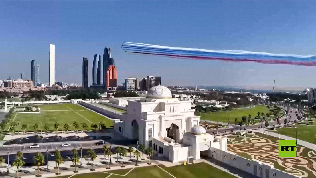 Bandera rusa en el cielo y caravana oficial: Así reciben a Putin en Abu Dabi