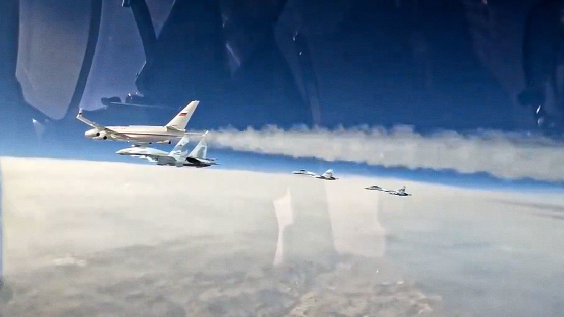 VIDEO: Сazas escoltan el avión de Putin durante su vuelo a Emiratos Árabes Unidos