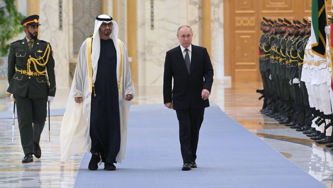 RT muestra imágenes del recibimiento a Putin en Emiratos Árabes Unidos