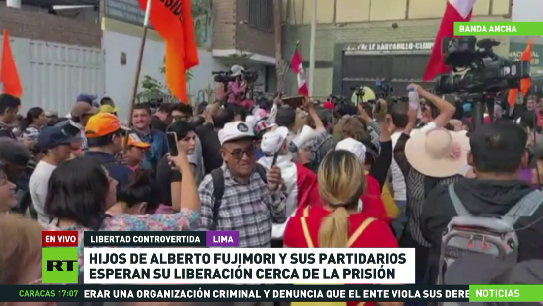 Partidarios e hijos de Alberto Fujimori esperan su liberación cerca de la prisión