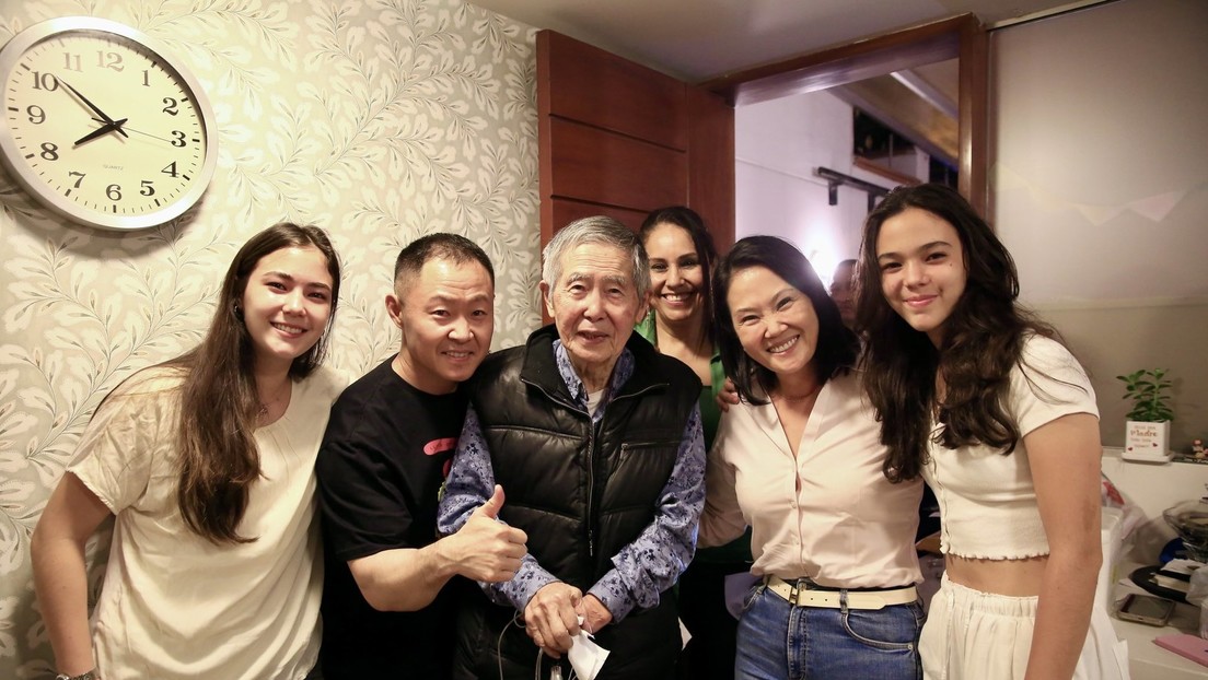 La hija de Fujimori publica una foto familiar con su padre tras su liberación