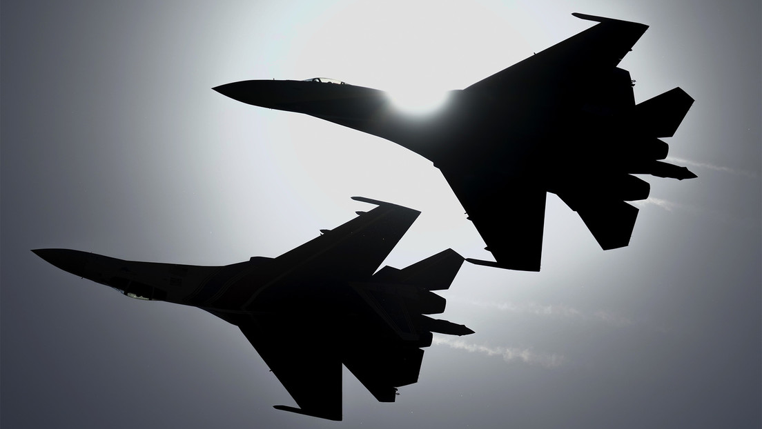 VIDEO: Despegue acrobático de cazas Su-35 que escoltan el avión de Putin