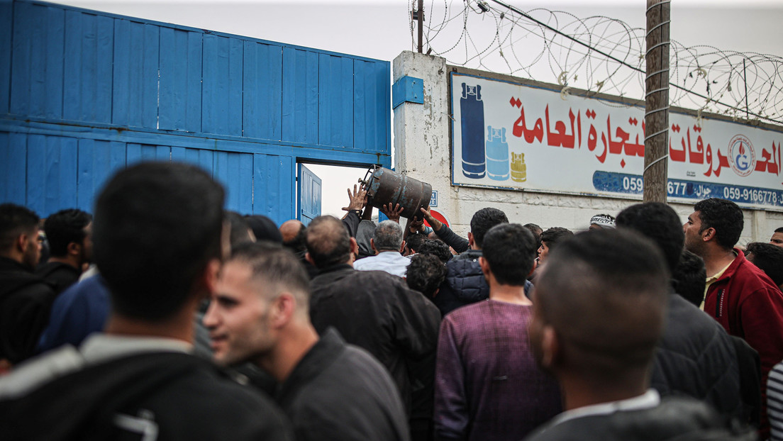 VIDEO: Cientos de palestinos esperan frente a un centro de distribución para recibir comida