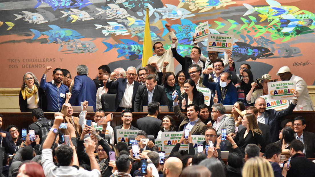 Oposición colombiana busca censurar al ministro de Salud tras aprobación de una polémica reforma