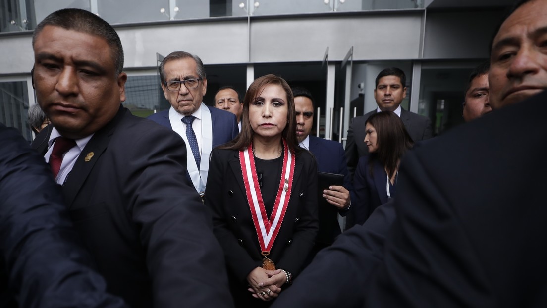 Suspendida fiscal de Perú conmemora caída de Pedro Castillo con el jefe de las Fuerzas Armadas