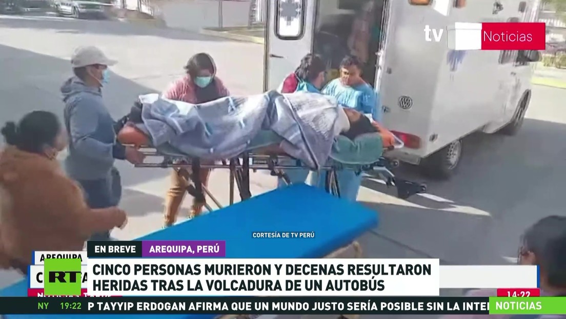 Cinco muertos y decenas de heridos tras volcarse un autobús en Perú