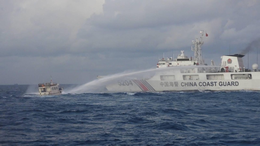China y Filipinas se acusan mutuamente por una colisión entre sus buques en aguas en disputa (VIDEOS)