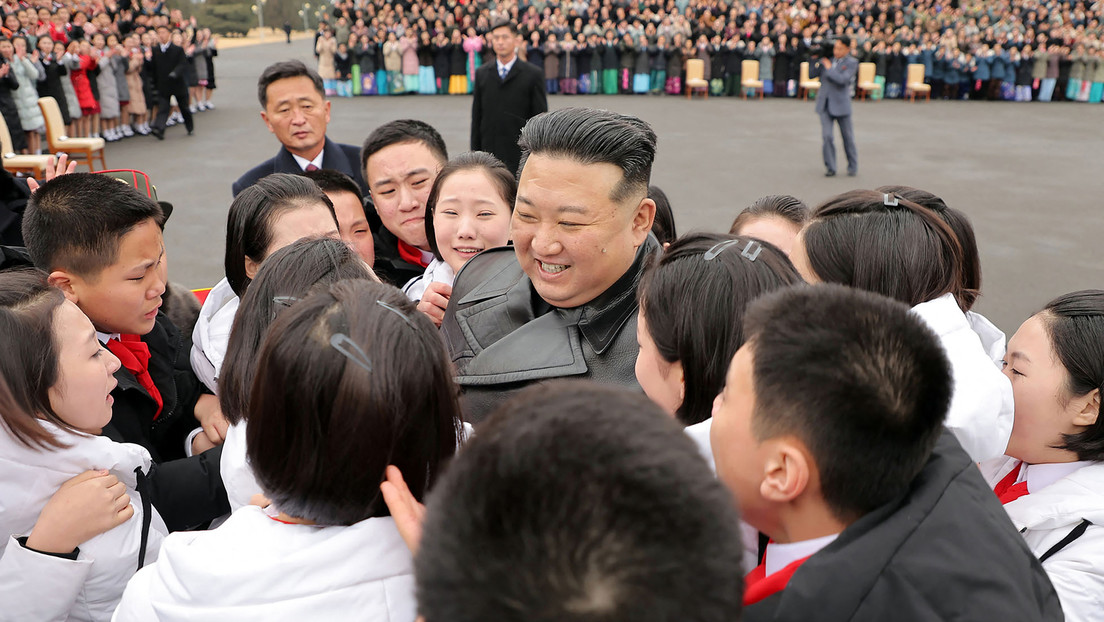 VIDEO: Kim Jong-un casi es derribado por una multitud de fans adolescentes