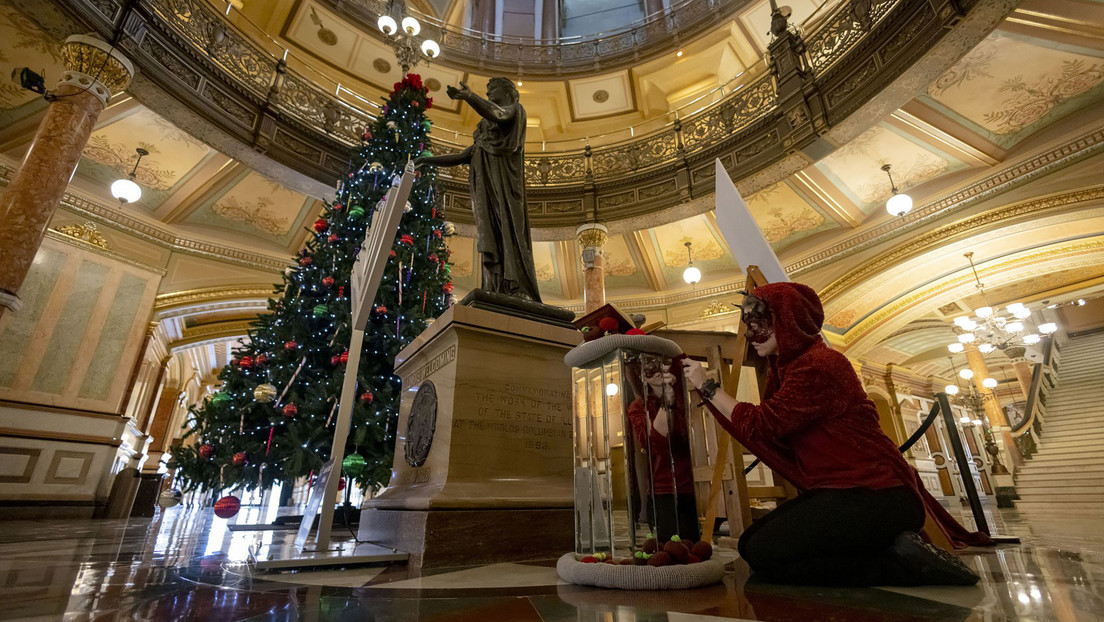 Instalan un altar satánico navideño en el Capitolio de Iowa