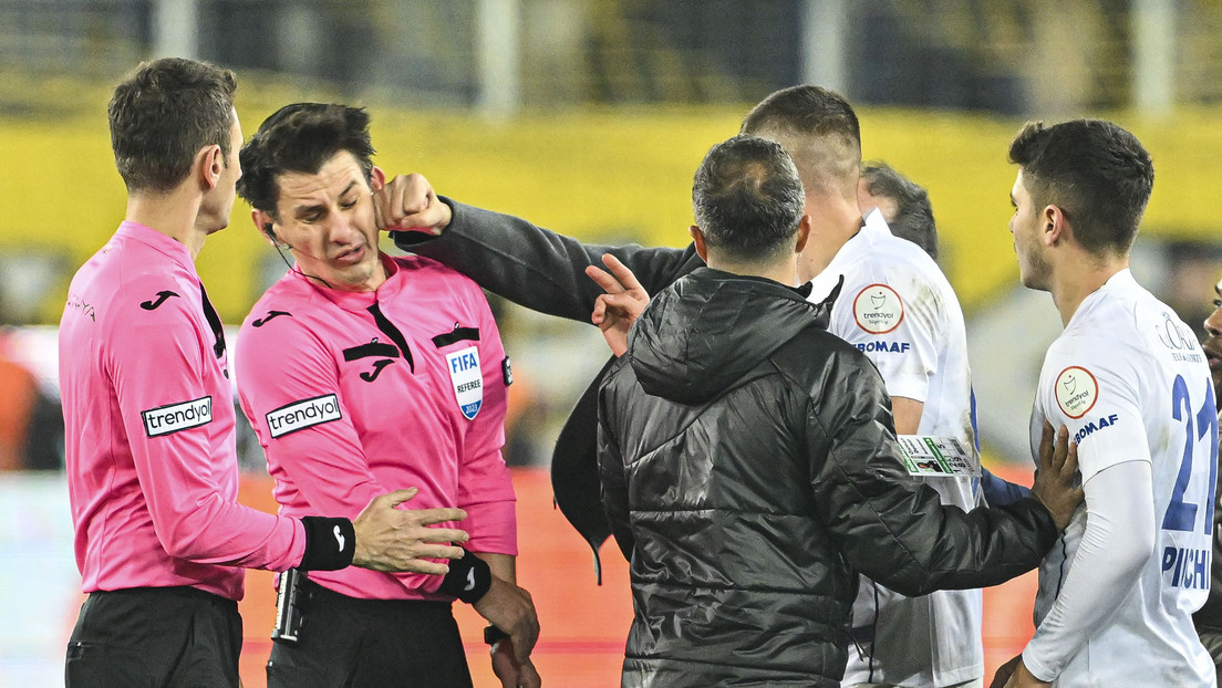 Salvaje puñetazo en la cara a un árbitro por parte del presidente de un club paraliza el fútbol turco  (VIDEO)