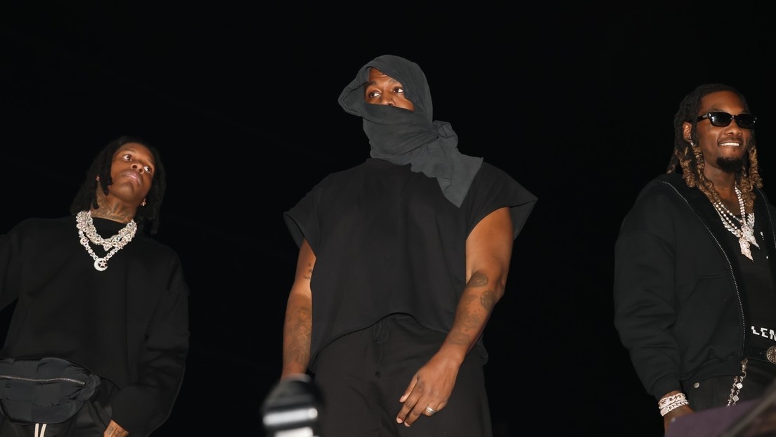Kanye West luce un atuendo similar al del Ku Klux Klan en un concierto y canta letras ofensivas para los judíos