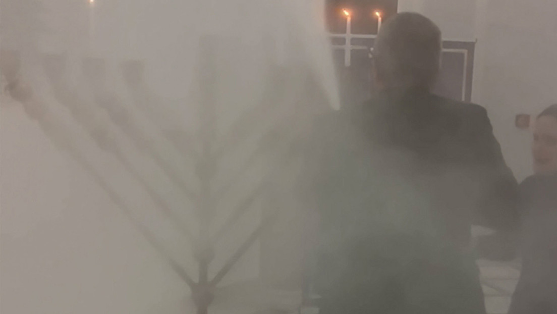 VIDEO: Un diputado polaco apaga las velas de Janucá con un extintor en el Parlamento