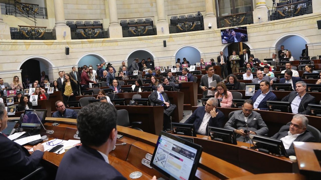 Canciller colombiano afronta debate de control en el Congreso por polémica licitación de pasaportes