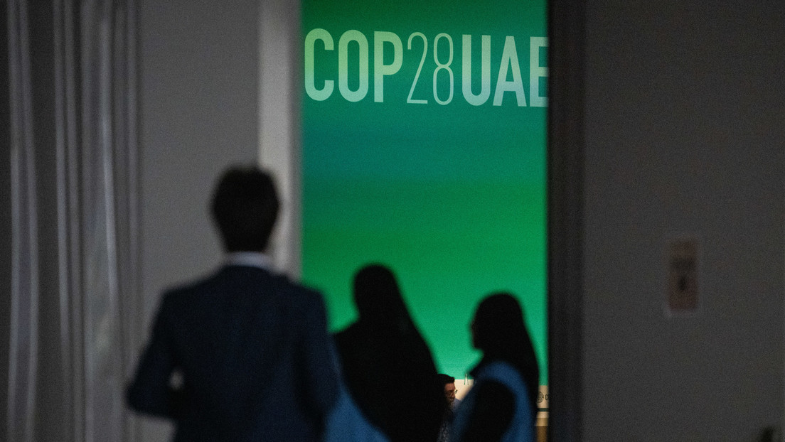 La COP28 aprueba un acuerdo para "transitar" hacia el fin de los combustibles fósiles
