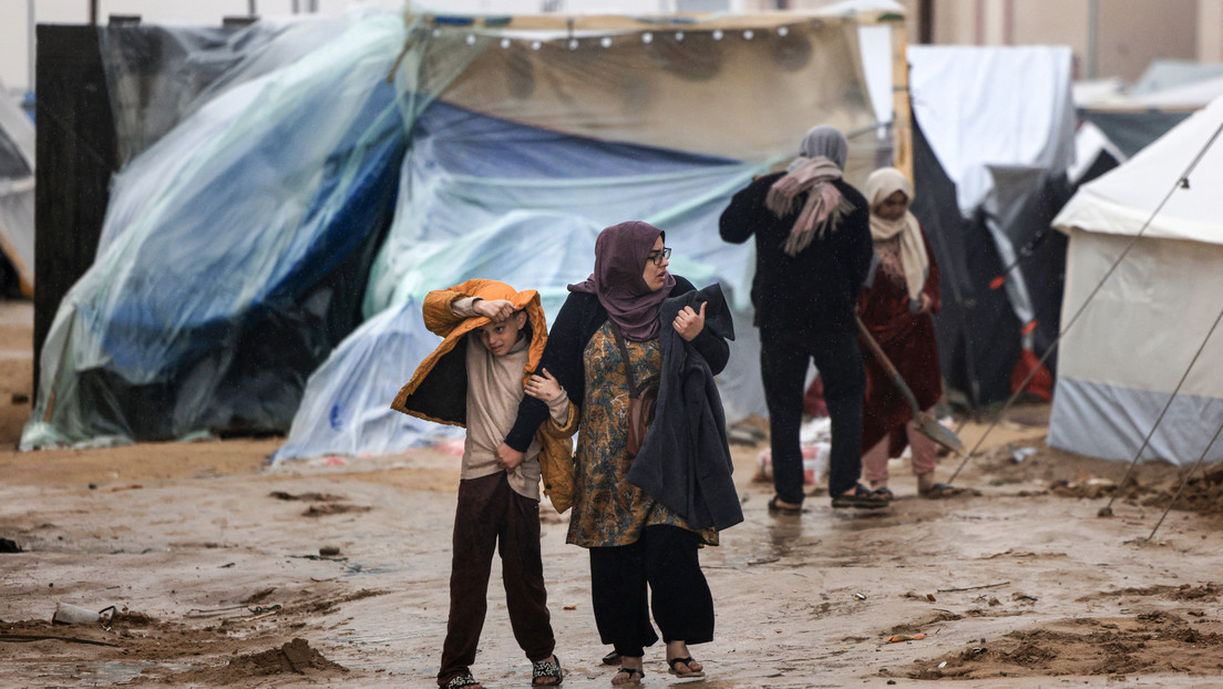 VIDEO: Fuertes lluvias agravan la situación en Gaza, inundando campos con habitantes desplazados