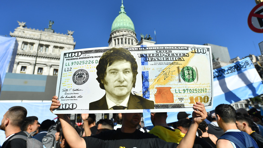 Dólar 'blue' en suba, bonos en alza y caída del riesgo país: los mercados argentinos tras el ajuste