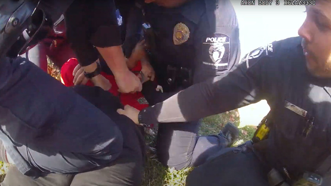 Un policía golpea al menos 14 veces a una mujer afroamericana durante su arresto en EE.UU. (VIDEO)