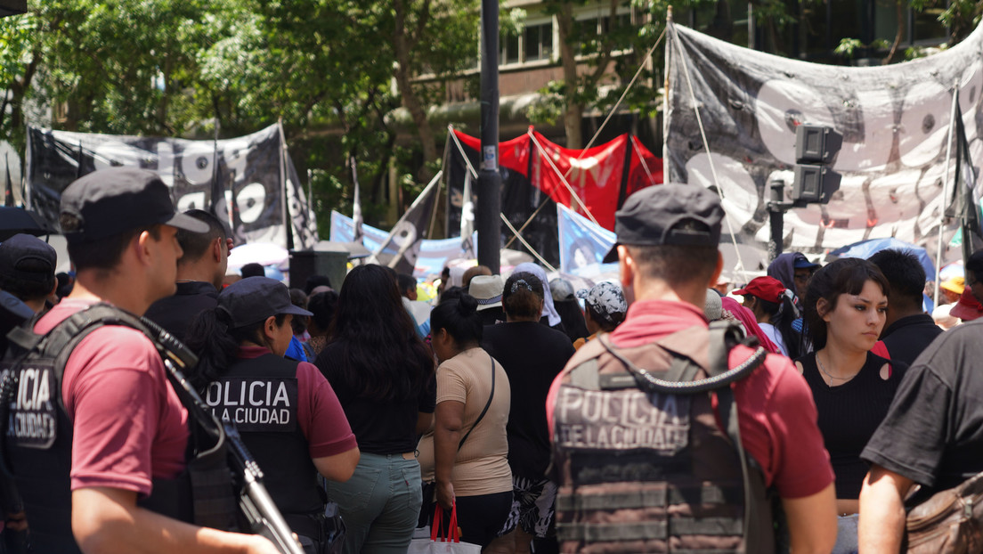 Gobierno de Milei anuncia "sanciones severas" a quienes corten la libre circulación en Argentina