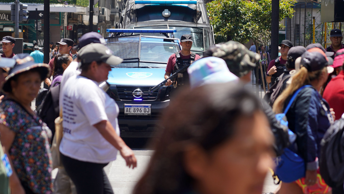 "Cortar las calles no es delito": La criminalización de la protesta enardece a movimientos sociales en Argentina