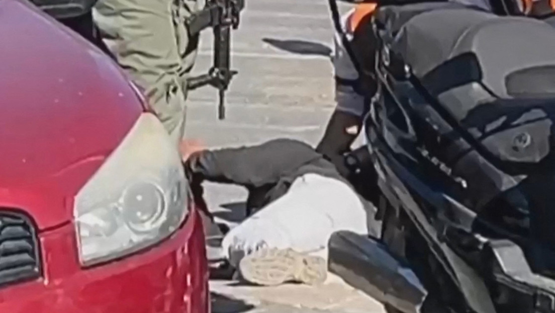 Policía israelí golpea brutalmente a un fotoperiodista cerca de una mezquita en Jerusalén (VIDEO)