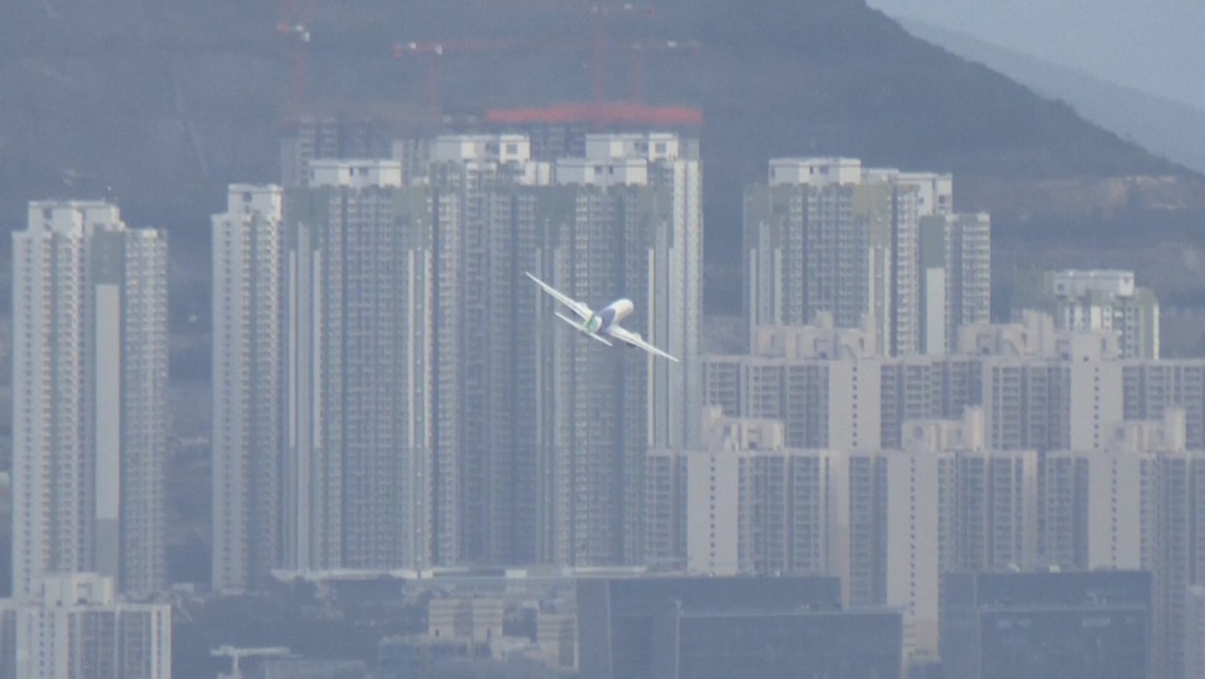 VIDEO: El rival chino de Boeing y Airbus realiza un vuelo de exhibición sobre Hong Kong