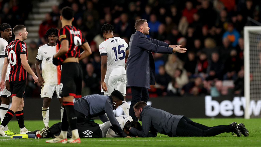 El capitán de un equipo de la Premier League colapsa en pleno partido (VIDEO)