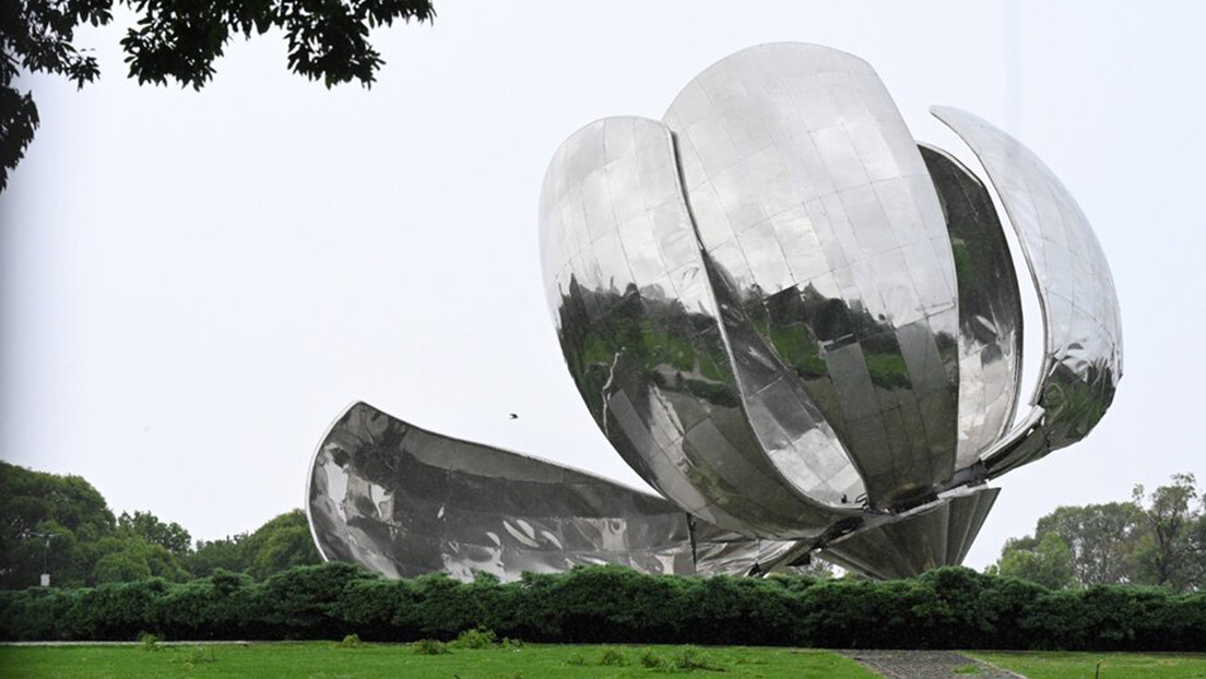 Colapsa en Buenos Aires la icónica escultura Floralis Genérica a causa del temporal